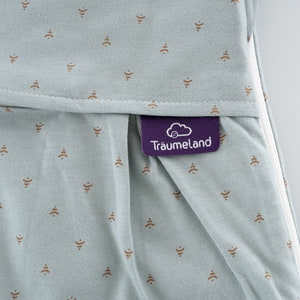 LIEBMICH Schlafsack im Design Twister blau Detailfoto vom eingenähten lila Träumeland Etikett
