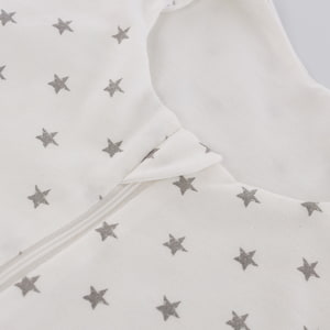 Leichter Schlafsack TO GO im Design Sternchen grau Detailfoto vom Kinnschutz