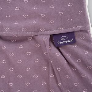 LIEBMICH Schlafsack im Design Heartsome Detailfoto vom eingenähten lila Träumeland Etikett