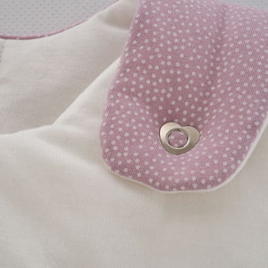 LIEBMICH Schlafsack im Design Punkte rosa Detailfoto vom Herzchen-Druckknopf