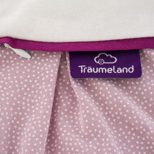 LIEBMICH Schlafsack im Design Punkte rosa Detailfoto vom eingenähten lila Träumeland Etikett