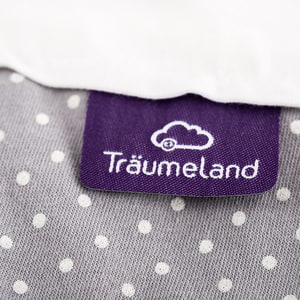 LIEBMICH Schlafsack im Design Pünktchen grau Detailfoto vom eingenähten lila Träumeland Etikett