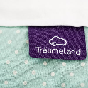 LIEBMICH Schlafsack im Design Pünktchen mint Detailfoto vom eingenähten lila Träumeland Etikett
