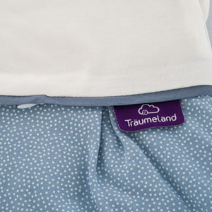 LIEBMICH Schlafsack im Design Punkte blau Detailfoto vom eingenähten lila Träumeland Etikett