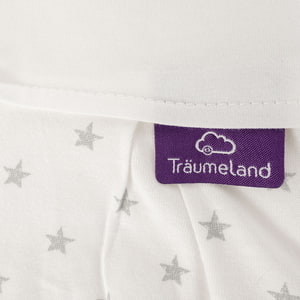 LIEBMICH Schlafsack im Design Sternchen grau Detailfoto vom eingenähten lila Träumeland Etikett