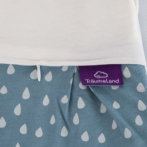 LIEBMICH Schlafsack im Design Tropfen ozeanblau Detailfoto vom eingenähten lila Träumeland Etikett