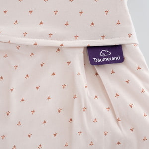 LIEBMICH Schlafsack im Design Twister beige Detailfoto vom eingenähten lila Träumeland Etikett