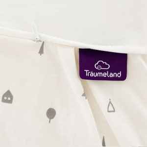 LIEBMICH Schlafsack im Design Zuhause Detailfoto vom eingenähten lila Träumeland Etikett