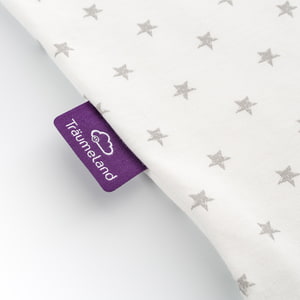 Sommerschlafsack Sternchen grau aus Baumwolle Detailfoto vom Träumeland-Etikett