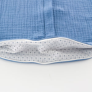Sommerschlafsack aus Baumwollmusselin in hellblau Detailfoto vom Belüftungsschlitz