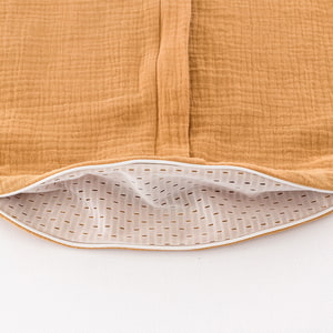 Sommerschlafsack aus Baumwollmusselin in braun Detailfoto vom Belüftungsschlitz