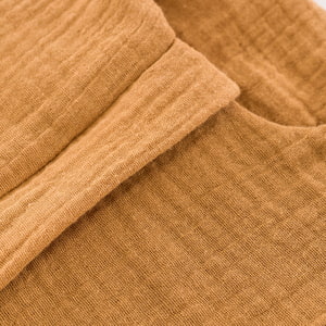 Sommerschlafsack aus Baumwollmusselin in braun Detailfoto vom Kinnschutz