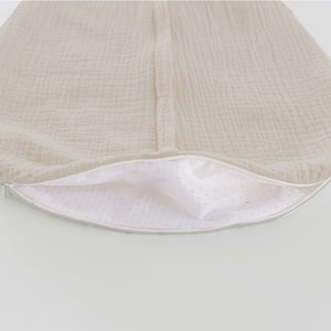 Sommerschlafsack aus Baumwollmusselin in beige Detailfoto vom Belüftungsschlitz