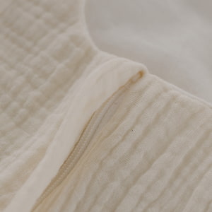 Sommerschlafsack aus Baumwollmusselin in beige Detailfoto vom Kinnschutz