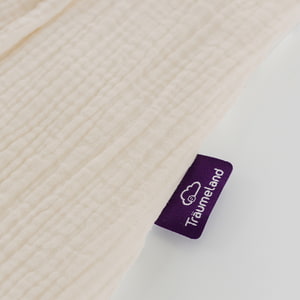 Sommerschlafsack aus Baumwollmusselin in beige Detailfoto vom Träumeland-Etikett
