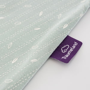 Schlafsack nach GOTS zertifiziert im Design Blätter mint Detailfoto vom eingenähten lila Träumeland-Etikett