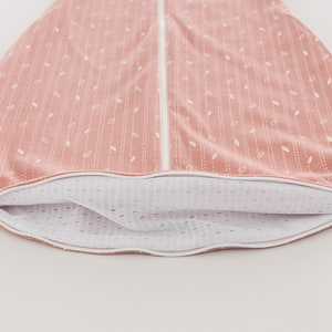 Schlafsack nach GOTS zertifiziert im Design Blätter rosa Detailfoto vom Belüftungsschlitz am Fußende