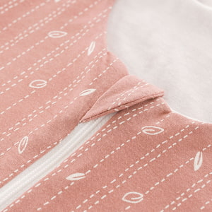 Schlafsack nach GOTS zertifiziert im Design Blätter rosa Detailfoto vom Kinnschutz