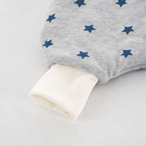 Schlafsack TO GO im Design Sternentraum blau Detail Bündchen beim Fuß