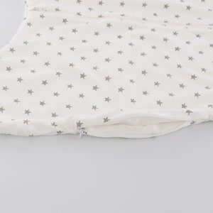 Leichter Schlafsack TO GO im Design Sternchen grau Detailfoto vom Belüftungsschlitz seitlich am Bein