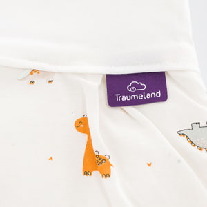 LIEBMICH Schlafsack im Design Dinolino Detailfoto vom eingenähten lila Träumeland Etikett