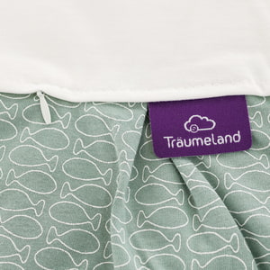 LIEBMICH Schlafsack im Design Fische mint Detailfoto vom eingenähten lila Träumeland Etikett
