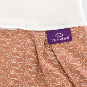 LIEBMICH Schlafsack im Design Fische braun Detailfoto vom eingenähten lila Träumeland Etikett