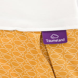 LIEBMICH Schlafsack im Design Fische gold Detailfoto vom eingenähten lila Träumeland Etikett