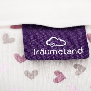 LIEBMICH Schlafsack im Design Herz rosa Detailfoto vom eingenähten lila Träumeland Etikett