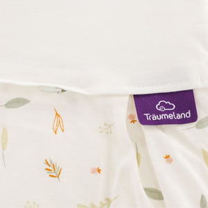 LIEBMICH Schlafsack im Design Naturlieb grün Detailfoto vom eingenähten lila Träumeland Etikett