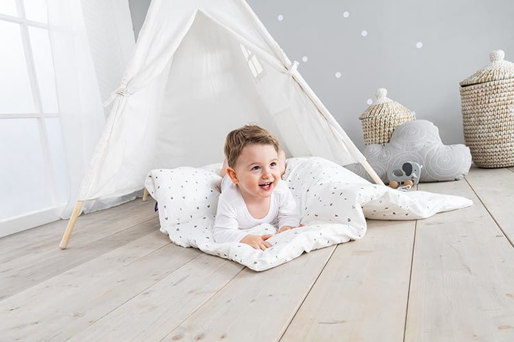 Kind im Spielzeug Tipi Kind im Spielzeug Tipi