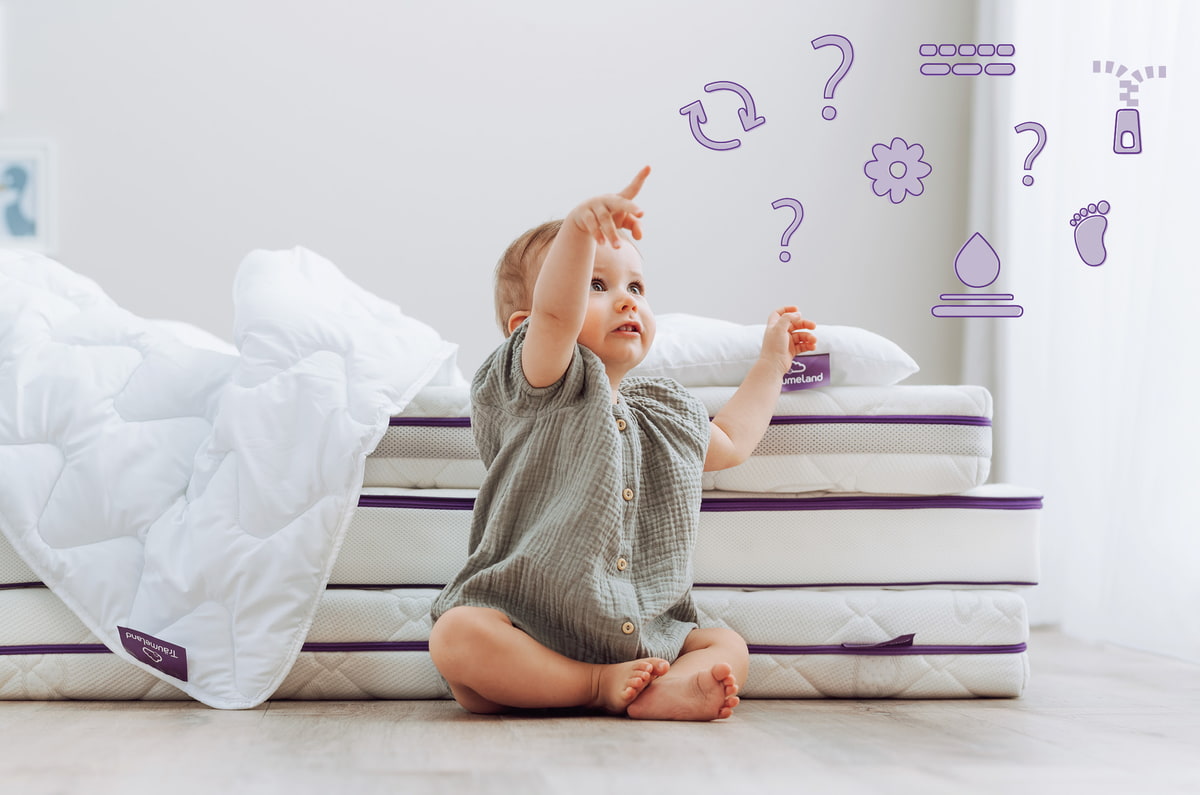 Baby vor Träumeland Matratzenstapel mit Icons zu den verschiednene Qualitätsmerkmalen