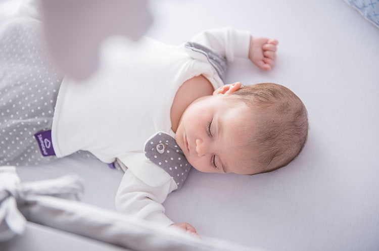 Schlafendes Baby im Träumeland Schlafsack