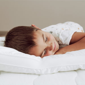 Kind schlafend auf Kinderkissen Sabbia