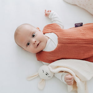Baby mit Baumwollschlafsack