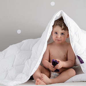 Baby versteckt unter Träumeland Decke