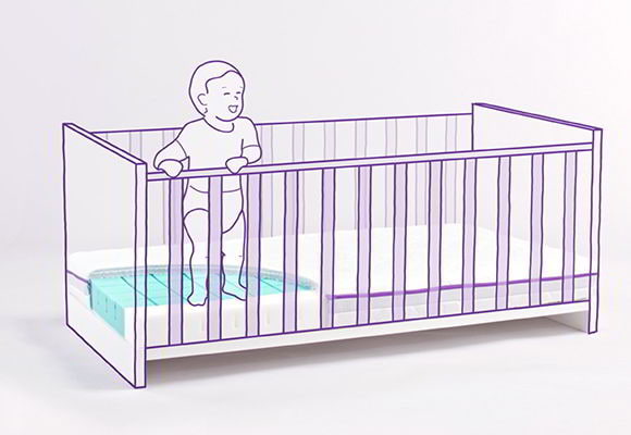 Sicherheitstrittkante für die ersten Stehversuche im Babybett