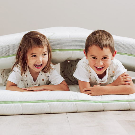 kinder-schlafsack-mit-fuessen-spielen-boden