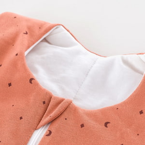 Schlafanzug TO GO Moon rost Detail Kinnschutz