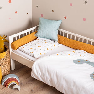 Kinderbett mit Bettschlange Fische gold und Bettwäsche Dinolino