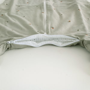 Schlafanzug light TO GO Fiore Grün aus Tencel™ Detail Belüftungsschlitz