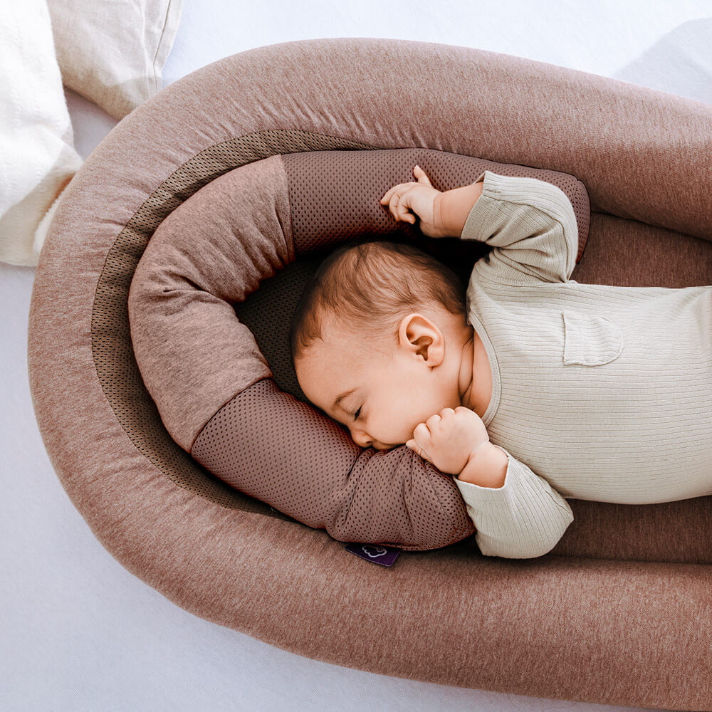 Baby im Babynest mit Nestverkleinerung Baby im Babynest mit Nestverkleinerung