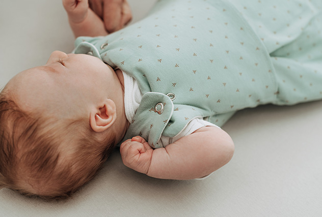Träumeland Babyschlafsack im Design Twister grün