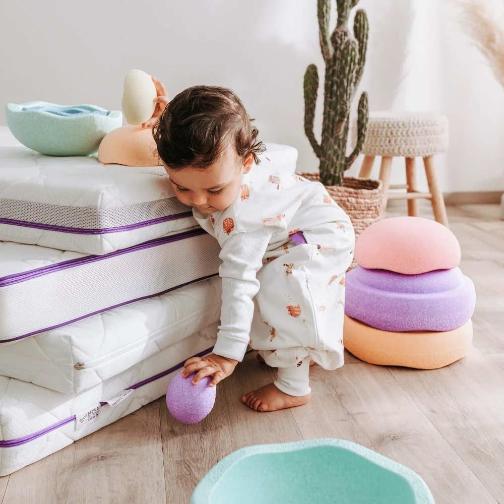 schlafsack-mit-füßen-traeumeland-baby-aktiv-spielt-schlafsack