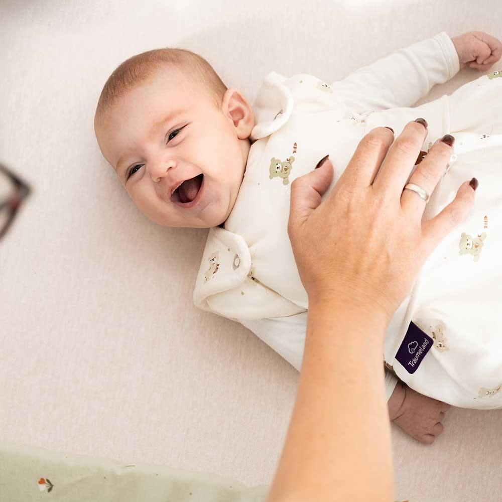 Baby in Babybett müde Müdigkeit bei Babys - Wissen