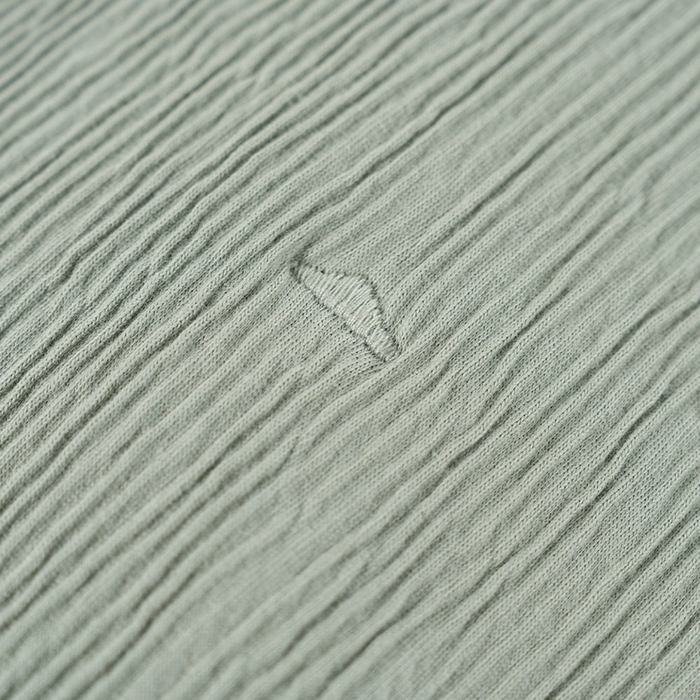 Signature con bordado de nubes en verde salvia