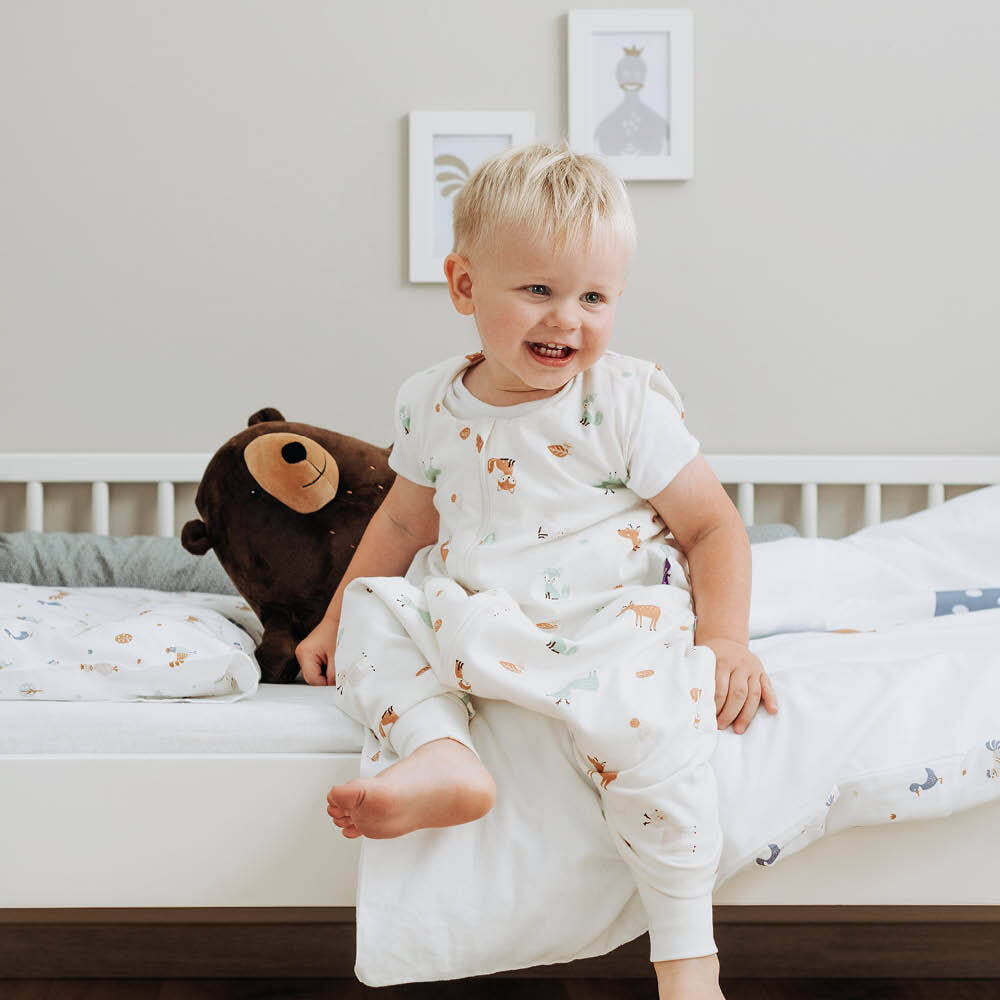Kind turnt auf Träumeland Kindermatratze