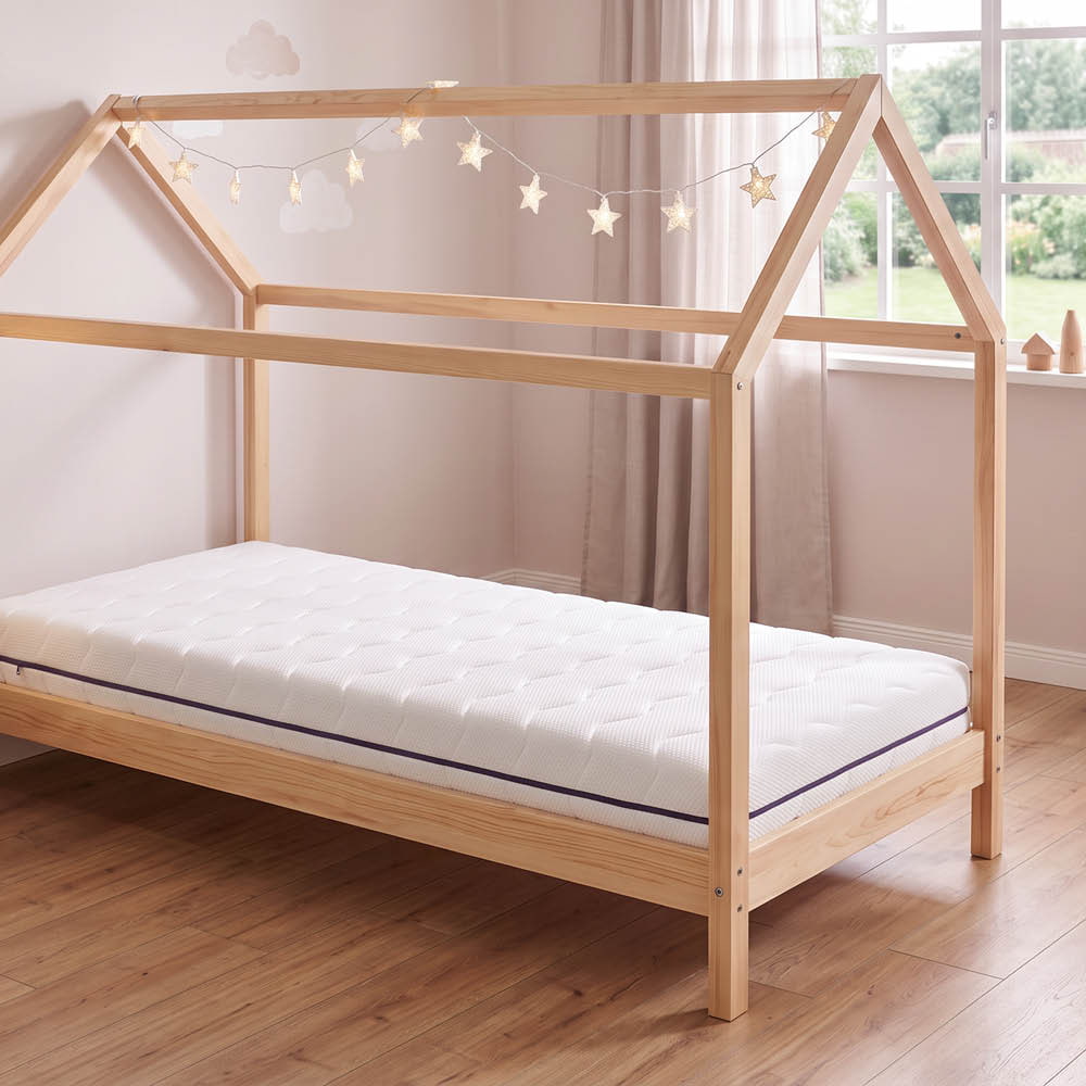 Bodenbett mit Bettschlange und kuscheliger Bettwäsche