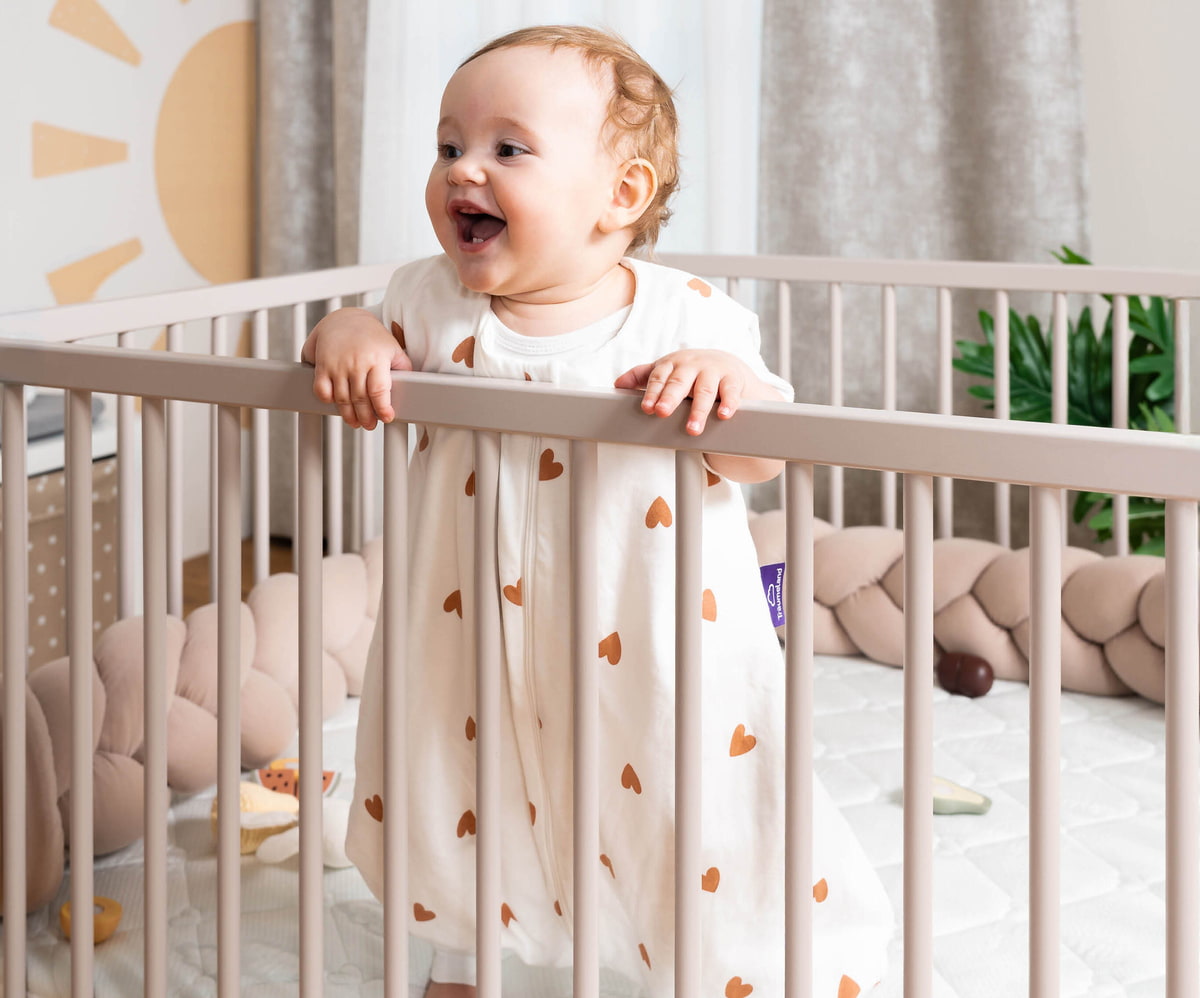 Baby im Gitterbett mit den neuen Designs