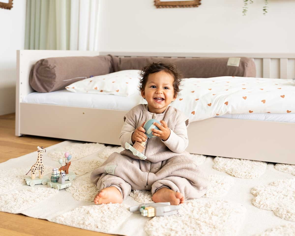 schlafsack-mit-füßen-traeumeland-baby-aktiv-spielt-schlafsack